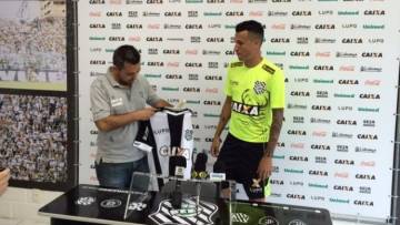 O lateral-esquerdo Rodrigo Biro foi apresentado no Figueirense, e comparou o clube com a rival Chapecoense (Foto: Divulgação/Figueirense)