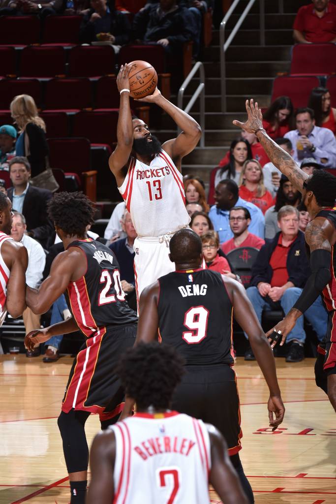 James Harden, do Rockets, foi o cestinha da partida contra o Heat (Foto: Bill Baptist/NBAE via Getty Images/AFP