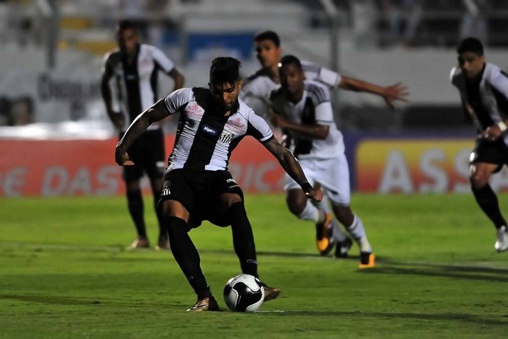 De pênalti, Gabriel marcou o segundo gol santista nesta quarta (Foto: Ivan Storti)