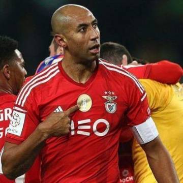 O zagueiro Luisão segue fora da equipe do Benfica, por conta de uma lesão no antebraço (Foto: Divulgação) 