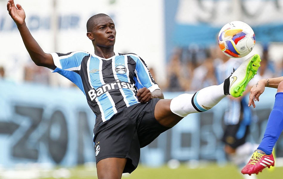 Lincoln se sentiu mal após a partida entre Grêmio e Aimoré (Foto: Lucas Uebel/Grêmio)