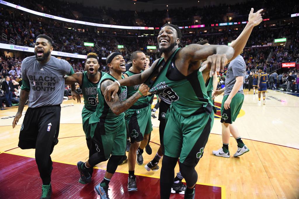 Jogadores do Celtics celebram a cesta da vitória no último segundo (Foto: Brian Babineau/NBAE via Getty Images/AFP)