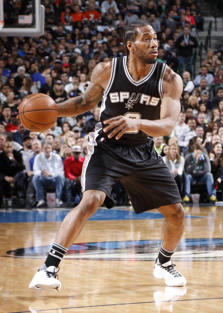 Kawhi Leonard, camisa 2 do Spurs, foi o cestinha da partida contra o Dallas (Foto: Glenn James/NBAE via Getty Images/AFP)