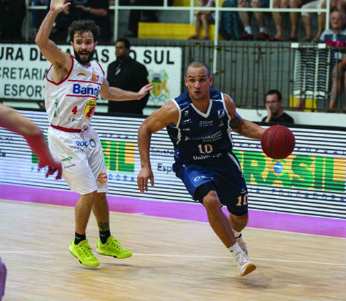 O Bauru suou, mas bateu o Caxias do Sul, neste sábado, pelo NBB (Foto: Divulgação)