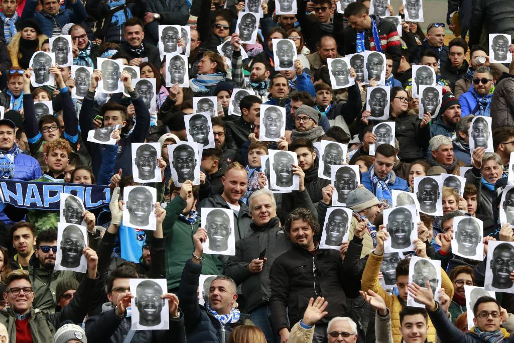 Torcedores do Napoli protestaram com fotos do zagueiro Koulibaly, vitíma de racismo no Campeonato Italiano (Foto: Carlo Hermann/AFP)