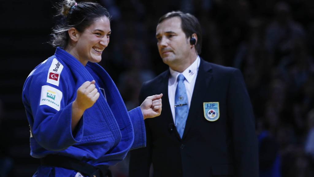 Brasileira Mayra Aguiar comemora medalha de ouro no Grand Slam de Paris (Foto: Divulgação)