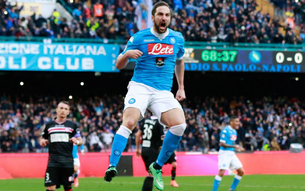 Higuaín é o artilheiro do Campeonato Italiano, e quer o título para completar grande temporada (Foto: CARLO HERMANN/AFP)