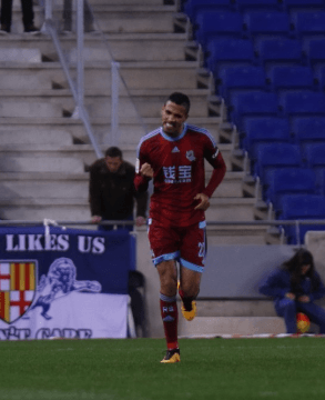 O atacante brasileiro Jonathas anotou o primeiro gol da partida (Foto: Divulgação)
