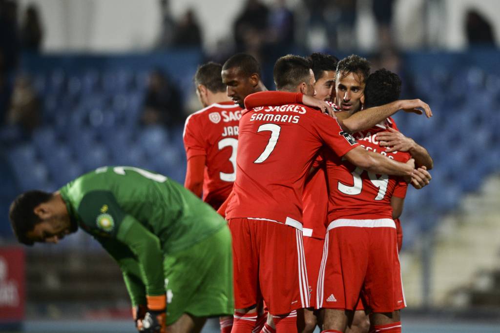 Benfica's Brazilian forward Jonas Oliveira (2ndR) celebrates with his teammates after scoring against Os Belenenses during the Portuguese league football match Os Belenenses vs SL Benfica at Restelo stadium in Lisbon on January 5, 2016.   AFP PHOTO/ PATRICIA DE MELO MOREIRA / AFP / PATRICIA DE MELO MOREIRA
