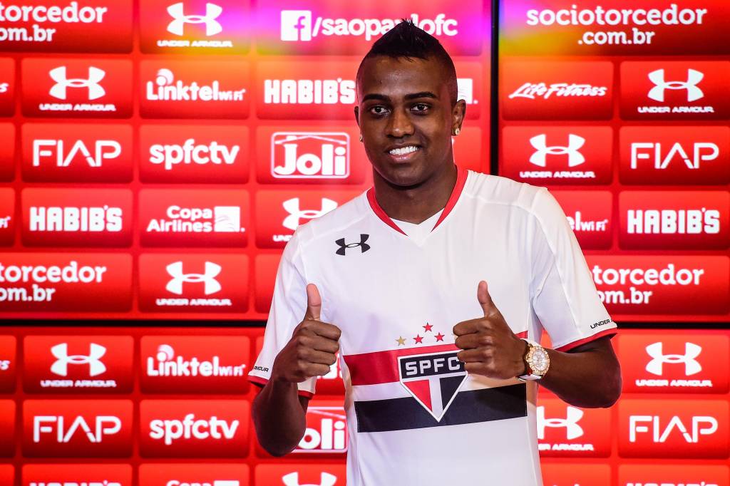Kelvin vestiu a camisa 30 e já se mostrou pronto para estrear no clássico com o Corinthians (Foto: Fernando Dantas/Gazeta Press)