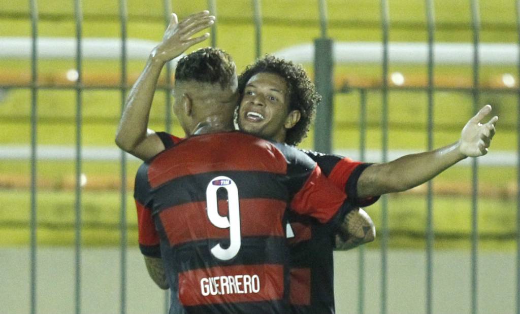 O volante Willian Arão anotou um dos gols da vitória do Flamengo sobre a Portuguesa-RJ (Foto: Gilvan de Souza/Flamengo)