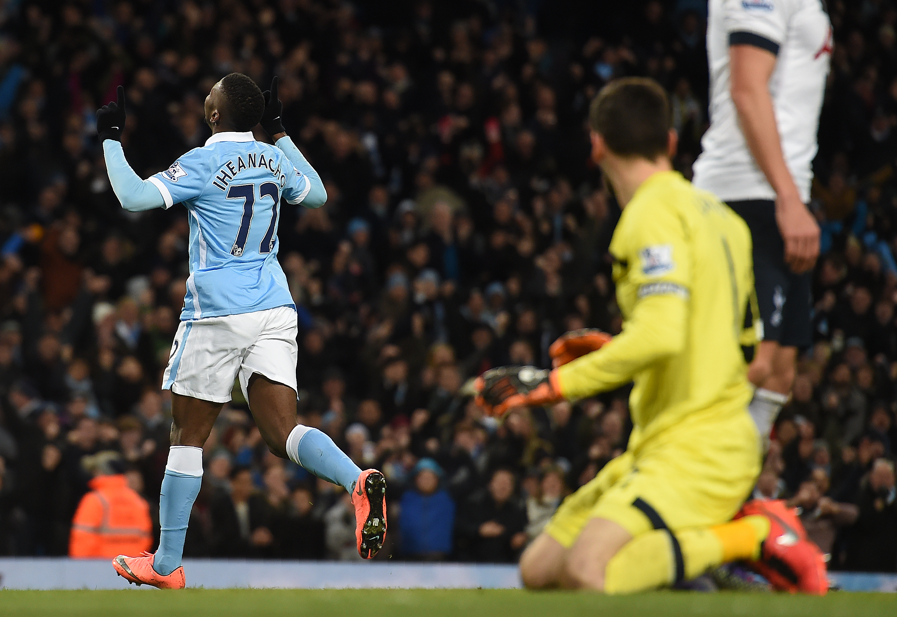 Com oportunismo, Iheanacho deixou tudo igual logo depois de entrar (Foto: AFP/PAUL ELLIS)