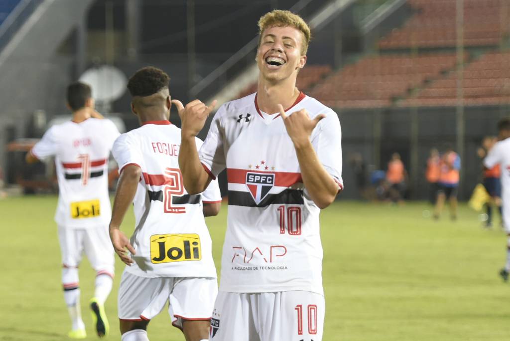 Lucas Fernandes comemorou o gol fazendo o sinal de "hang-loose" para as câmeras (Foto: Norberto Duarte/AFP)