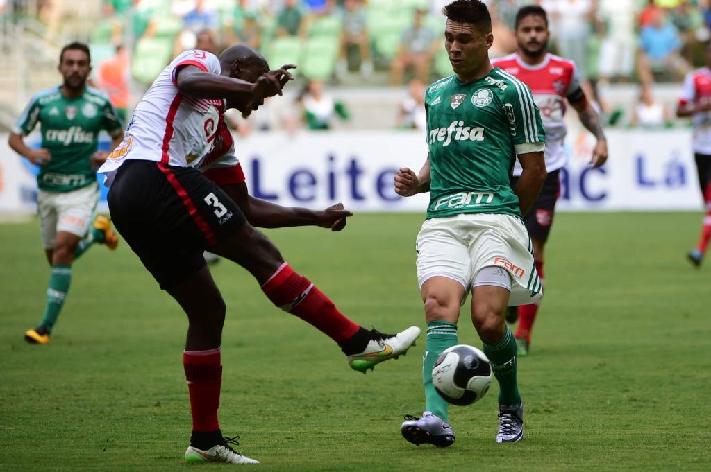 Lesionado, o meia Moisés está fora da Copa Libertadores (Foto: Djalma Vassão/Gazeta Press)