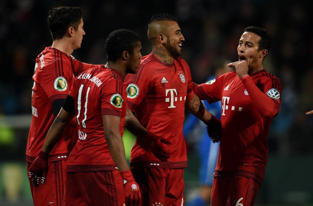 Douglas Costa e Thiago Alcântara comentam jogo contra a Juventus e pênalti ensaiado do Barcelona (Foto: Patrik Stollarz/ AFP)
