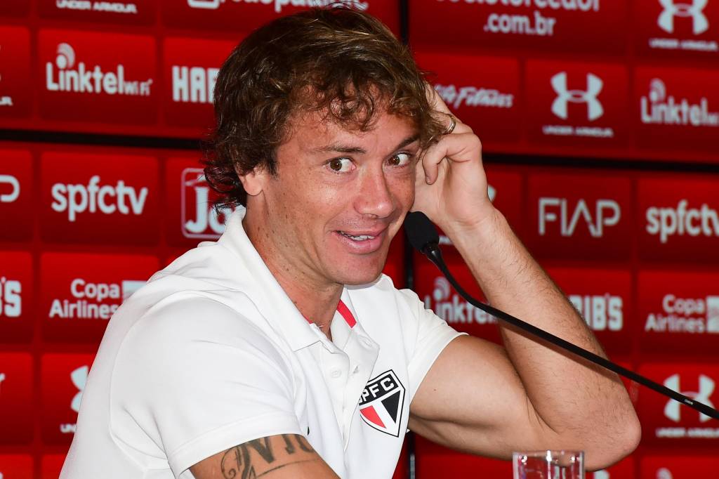 Diego Lugano, jogador do São Paulo FC durante coletiva após o treino no CCT  da Barra Funda da capital paulista. 19/02/2016, Foto: Djalma Vassão/Gazeta Press
