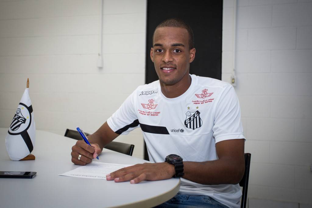 O zagueiro Luis Felipe assinou com o Santos por 4 anos. (Foto: Ricardo Saibun / Santos FC)