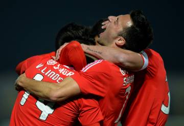 Jogadores do Benfica comemoram o terceiro gol da equipe portuguesa (Fotot: MIGUEL RIOPA / AFP)