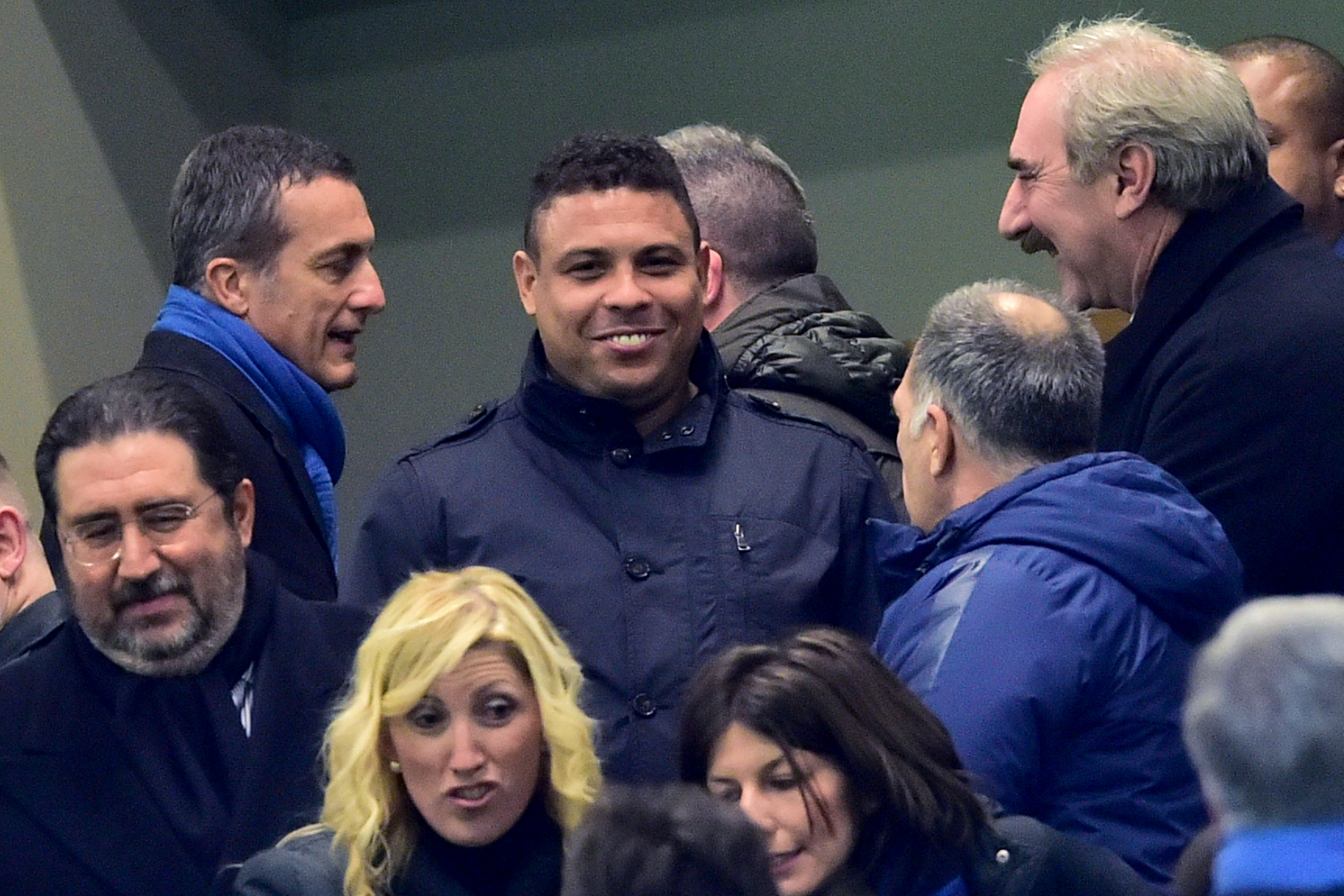 Ronaldo acompanhou em meio a aplausos e vaias o triunfo da Inter (Foto: Giusepe Cacace/AFP)