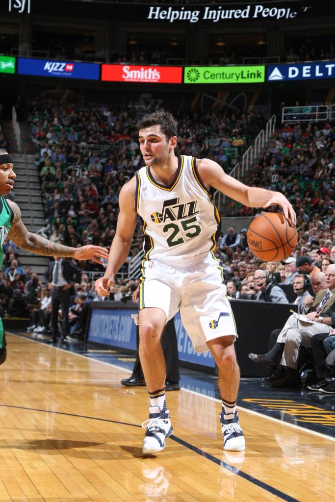 Com apenas 23 anos, Raulzinho é um dos principais jogadores do Jazz (Foto: Melissa Majchrzak/NBAE via Getty Images/AFP)