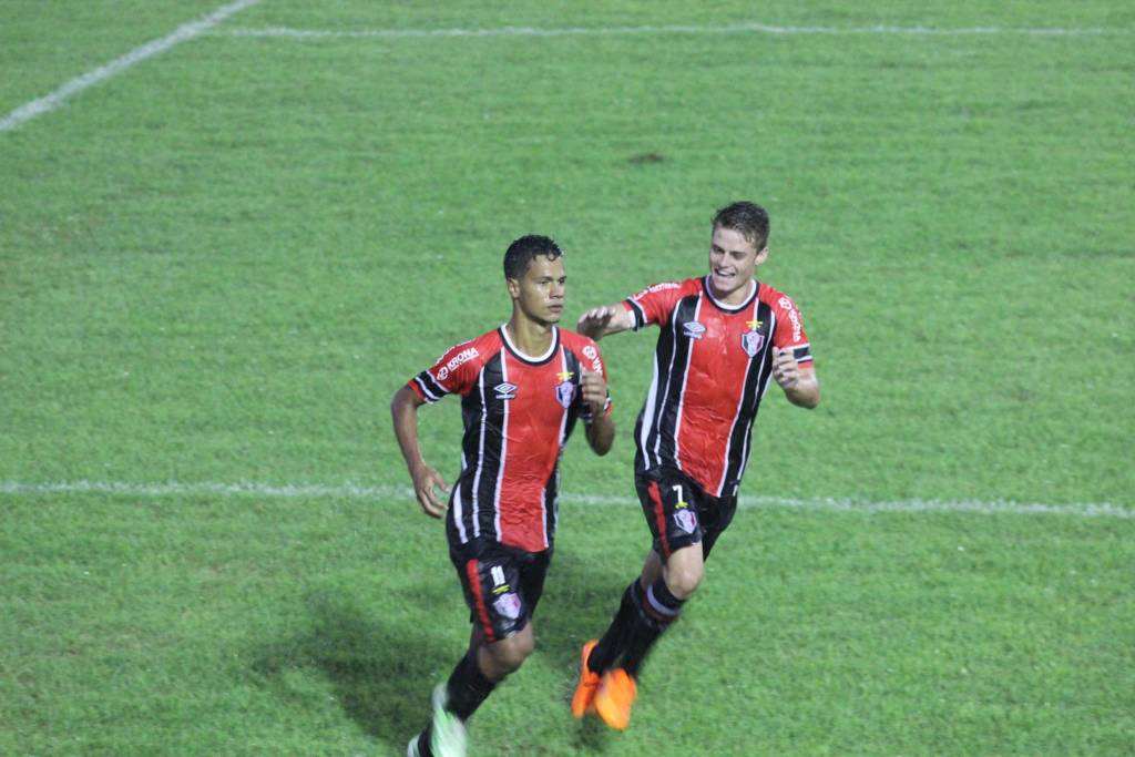 Adriano comemora gol anotado pelo Joinville (Foto: Divulgação/JEC)