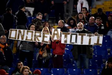 Torcedores da Roma levaram faixas em apoio ao ídolo Totti (Foto: FILIPPO MONTEFORTE/AFP)