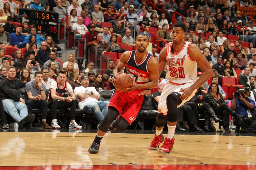 O camisa 21 do Heat, Hassan, foi o líder de rebotes entre os quatro jogos da NBA neste sábado (Foto: Issac Baldizon/NBAE via Getty Images/AFP)