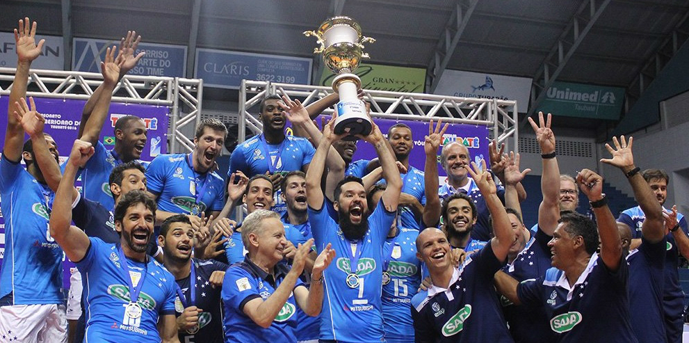 Capitão cruzeirense William ergue a taça de campeão do Sul-Americano (Foto: Divulgação)
