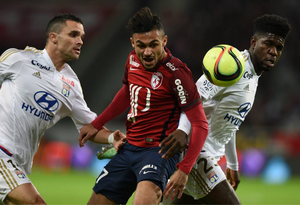 (centro) anotou o único gol da partida disputada em Lille (Foto: Denis Charlet/AFP)