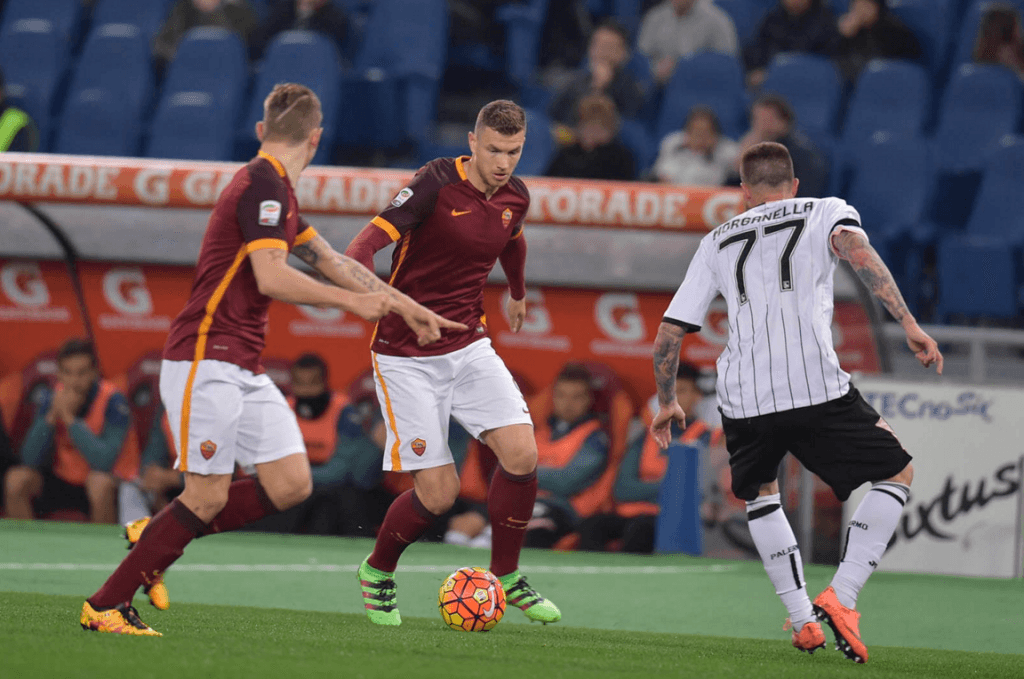 O atacante Dzeko anotou o único gol da partida (Foto: Reprodução/Roma)