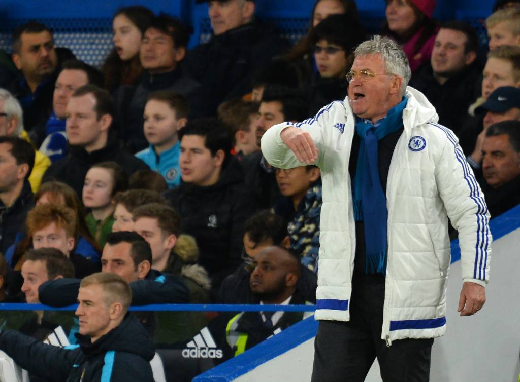 Guus Hiddink assumiu o comando do Chelsea após a saída de Mourinho (Foto: Glyn Kirk/AFP)