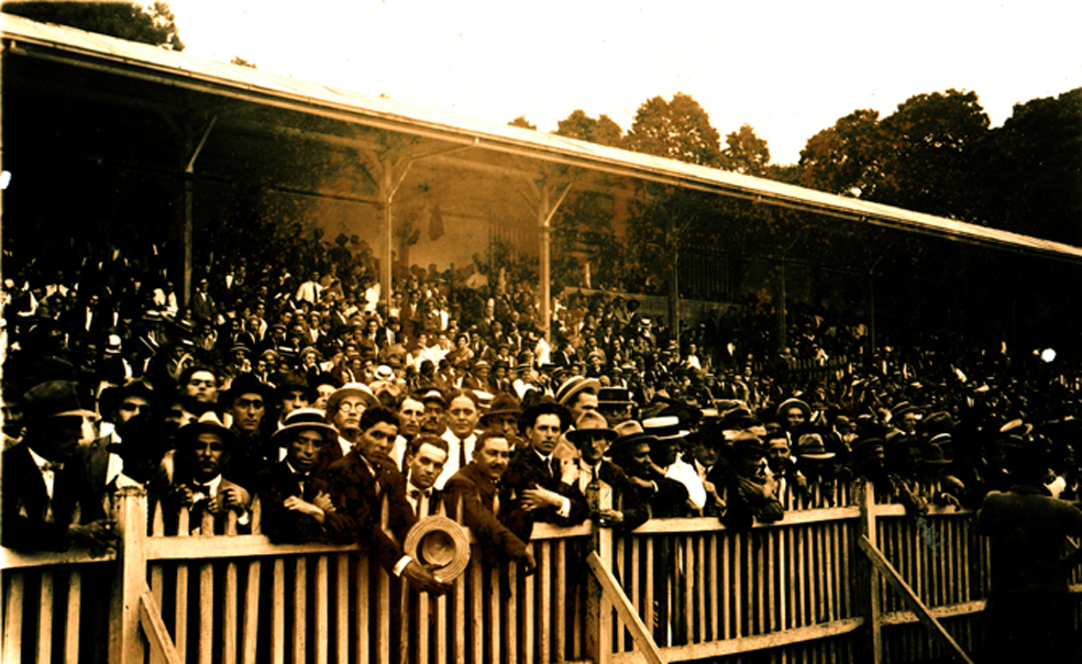 Torcedores acompanham partida no Estádio Palestra Itália na década de 1920 (Arquivo Pessoal/Família Paolillo)