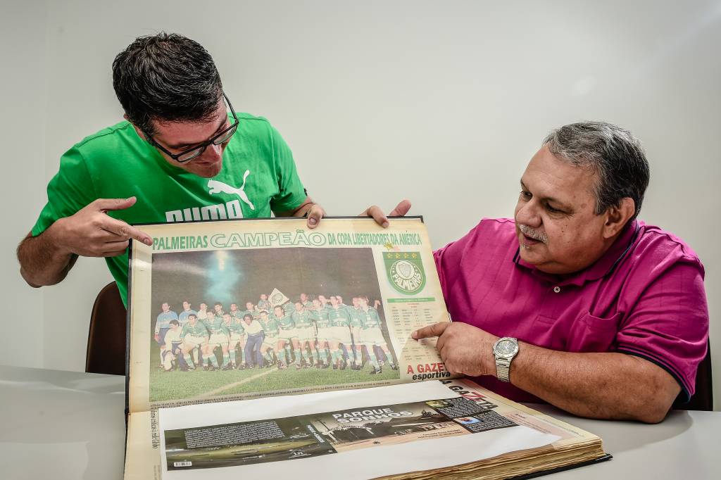 Galuppo e José Ezequiel observam time campeão da Libertadores na Gazeta Esportiva (Foto: Fernando Dantas/Gazeta Press)