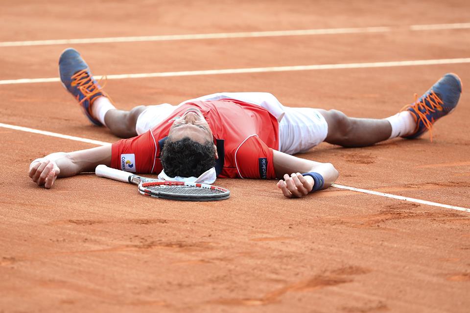 Monteiro desabou no chão após derrotar número 9 do mundo (Foto: Fotojump)