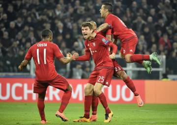 Thomas Muller e Douglas Costa comemoram gol do Bayern de Munique (Foto: Olivier Morin/AFP)