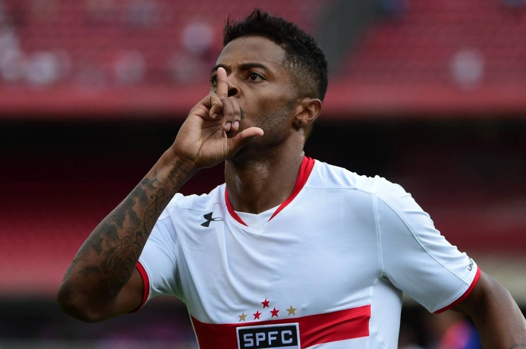 Michel Bastos,   jogador do São Paulo FC, comemora seu gol durante partida contra o Sport, válida pela trigésima terceira rodada do Campeonato Brasileiro 2015.
