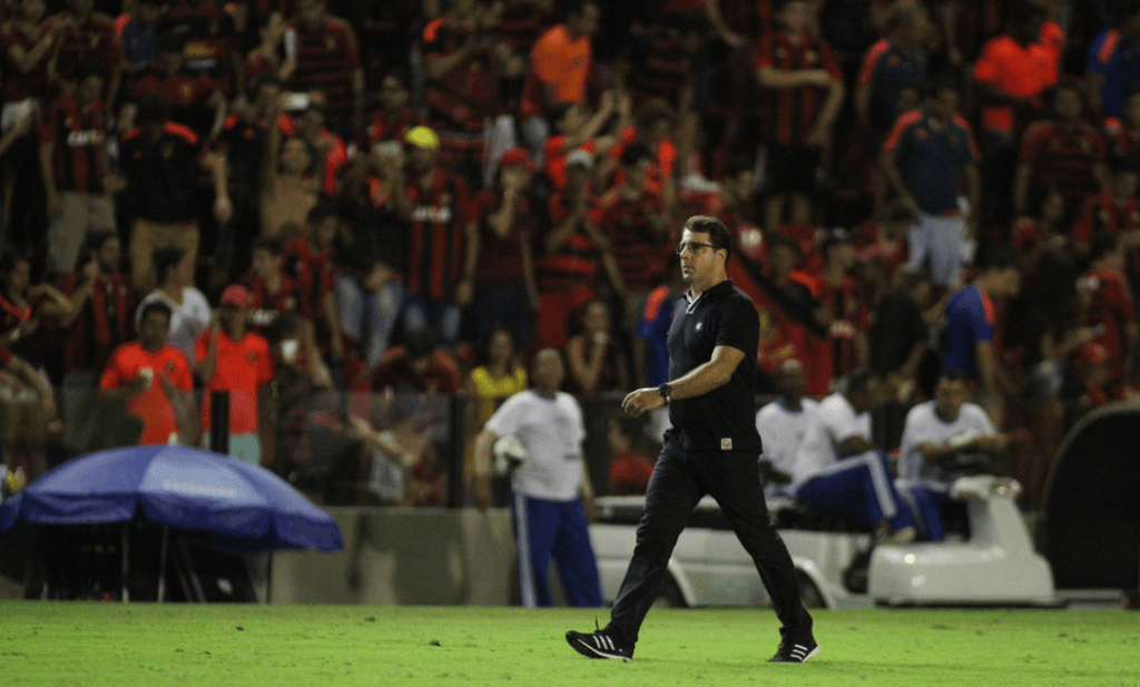Martelotte terá dificuldades em escalar o time do Santa Cruz para a próxima partida (Foto: Divulgação/ Santa Cruz)