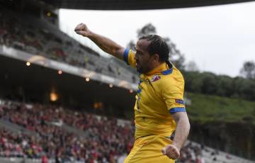 O atacante grego Theofanis Gekas anotou os dois gols da equipe suíça (Foto: FRANCISCO LEONG/AFP)