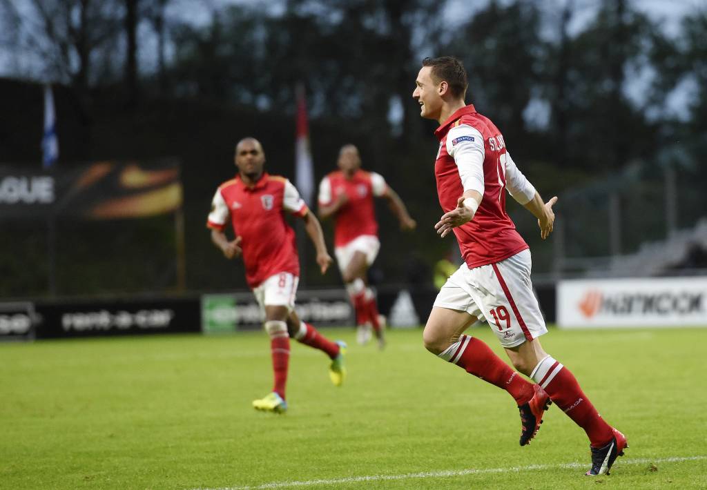 O sérvio Nikola S tojiljkovic anotou o segundo gol do Braga na partida (Foto: FRANCISCO LEONG/AFP)