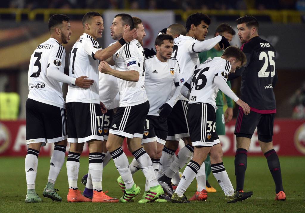 Valencia atropela o Rapid Viena e envia protesto para a Uefa contra faixa ofensiva da torcida adversária (Foto:Hans Punz/ AFP) 