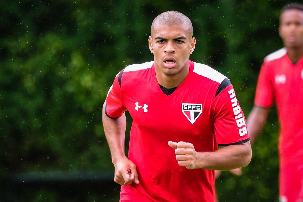 Caramelo disse ser um lateral mais marcador do que o titular Bruno (Foto: Fernando Dantas/Gazeta Press)