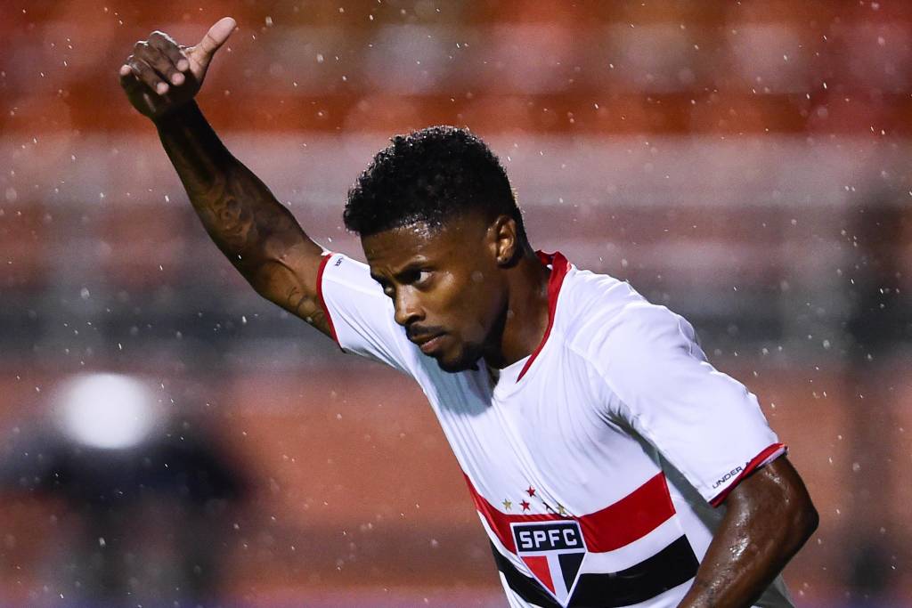 Michel Bastos ganhou o apoio dos jogadores do São Paulo após ser vaiado por organizadas (Foto: Djalma Vassão/Gazeta Press)