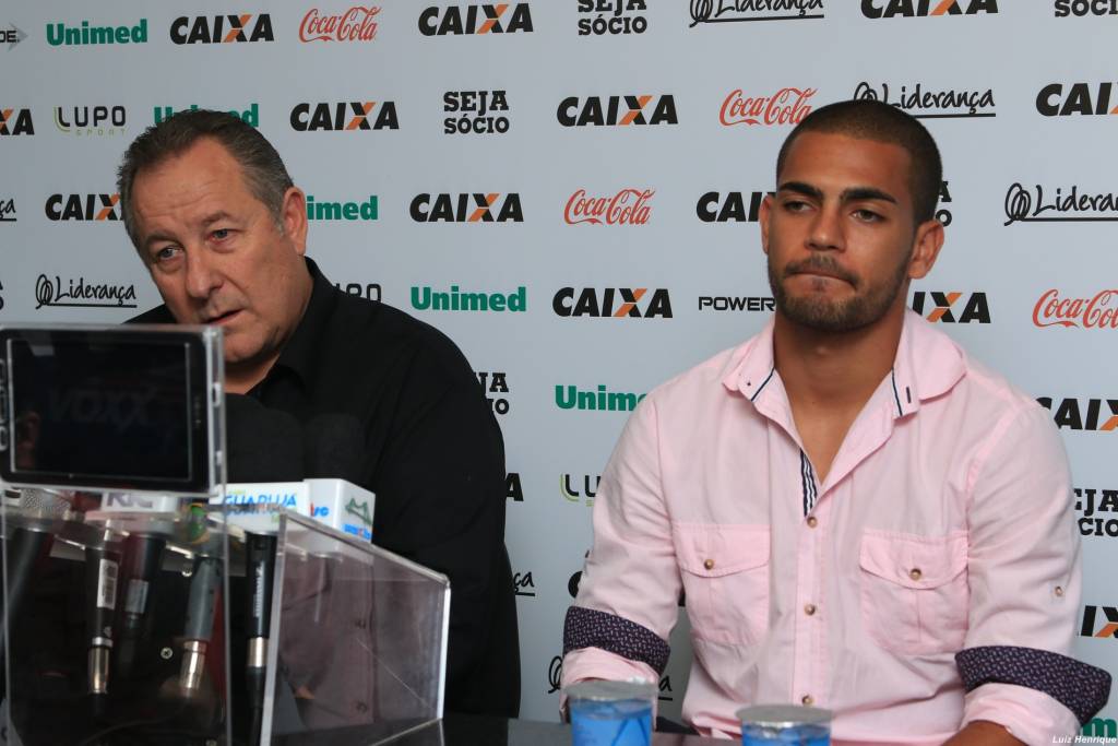 Clayton esteve acompanhado do presidente do Figueirense, Wilfredo Billiger, em sua despedida (Luiz Henrique/Figueirense)