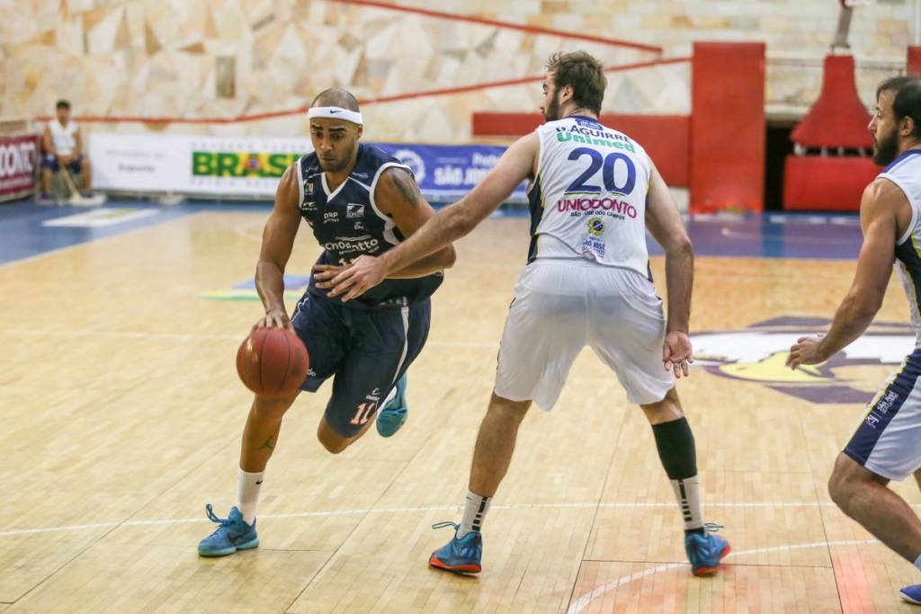 O Bauru visitou o São José e venceu por 62 a 60, assumindo a liderança do NBB (Foto: Divulgação)