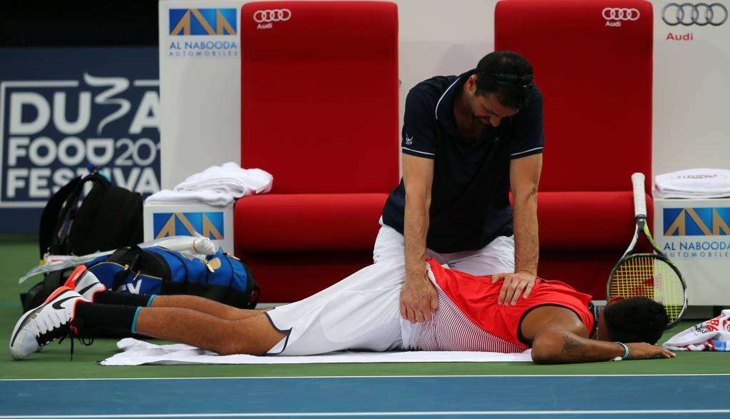 Nick Kyrgios sendo atendido durante a semifinal do ATP 500 de Dubai (Foto: Marwan Naamani/AFP)