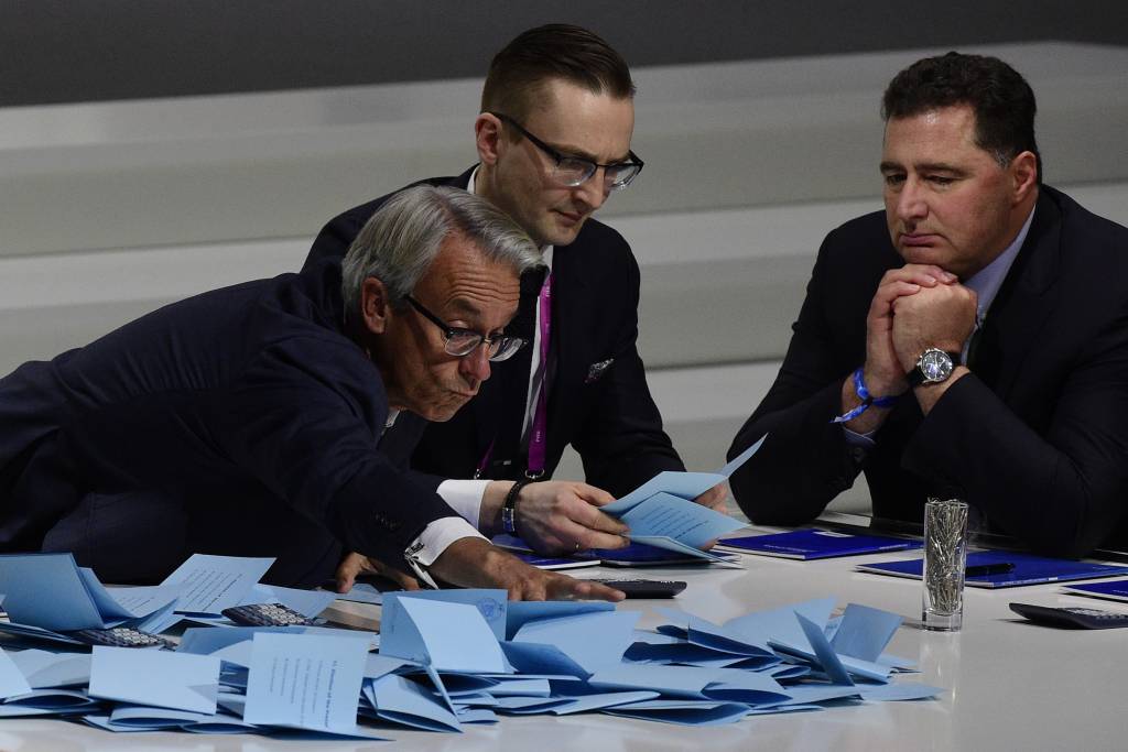 Delegates begin to count votes for a new FIFA president during the extraordinary FIFA Congress at the headquarters of the world's governing body of football in Zurich on February 26, 2016.  AFP PHOTO / OLIVIER MORIN / AFP / OLIVIER MORIN