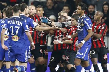 Partida teve oito cartões amarelos e um vermelho (Foto: VALERY HACHE/AFP)
