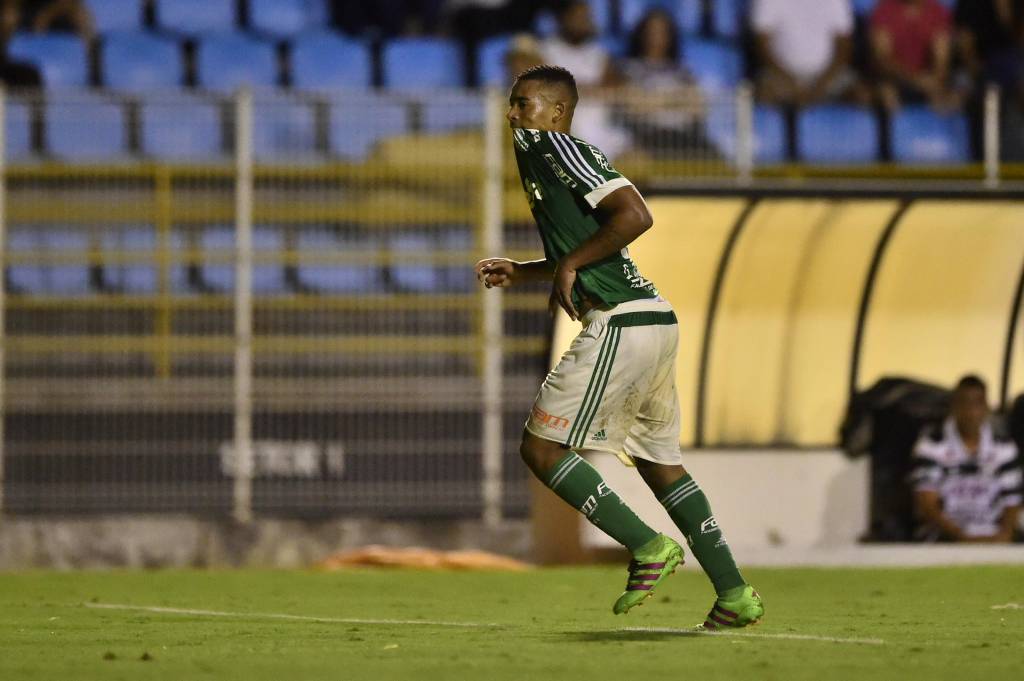 Atacante de 18 anos improvisou em Piracicaba, como considera ser o futebol brasileiro (Foto: Fernando Dantas/Gazeta Press)
