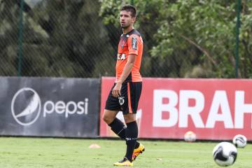 Formado na base, lateral César é a novidade entre os relacionados (Bruno Cantini/CAM)