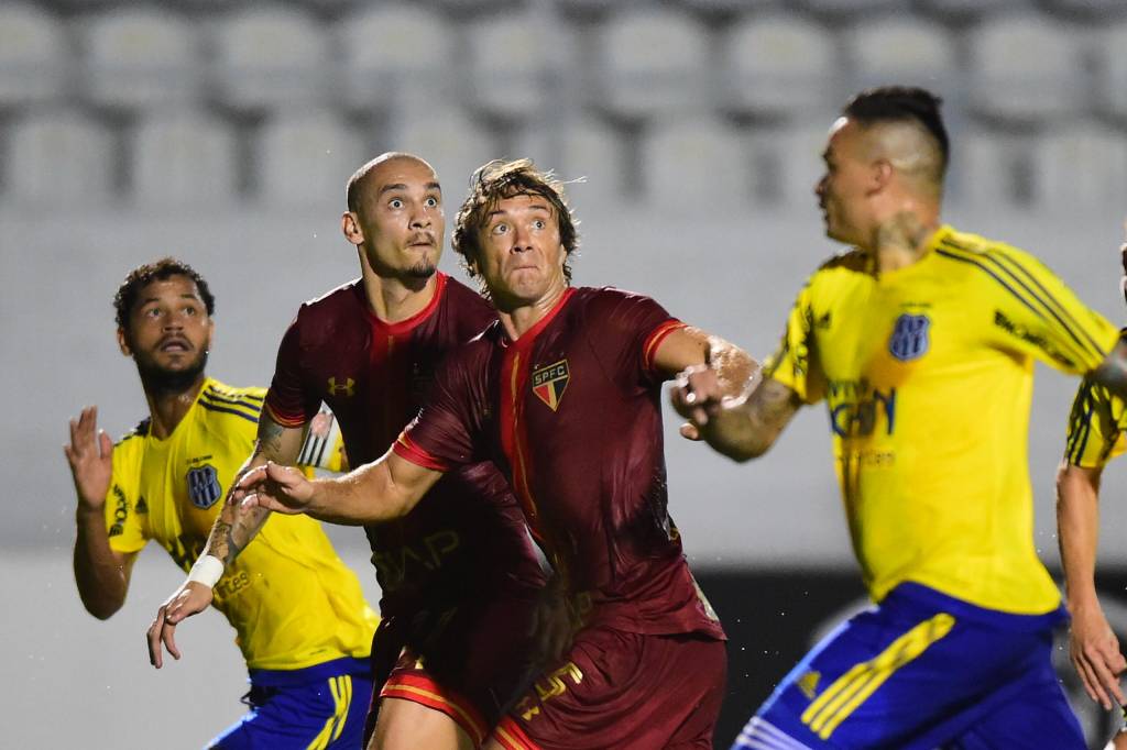 Lugano teve duas chances para marcar, mas cabeceou ambas para fora do gol (Foto: Sergio Barzaghi/Gazeta Press)